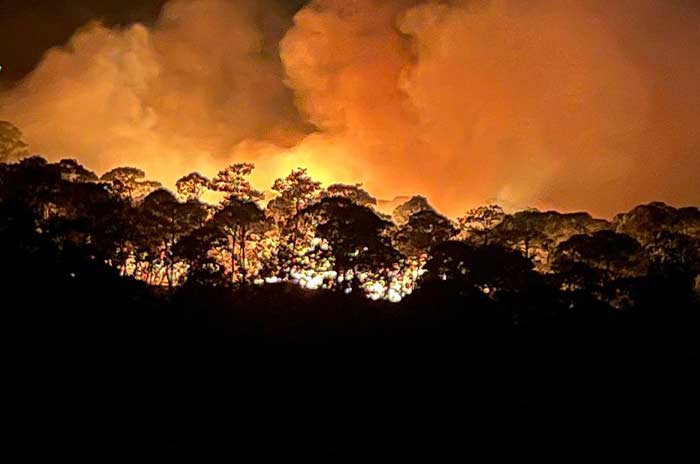 Continúa-incendio-en-ValleDeBravo suspenden-clases-por-contaminación.jpg